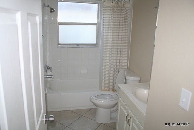 Building Photo - Updated 3 bed 2 bath Close to downtown