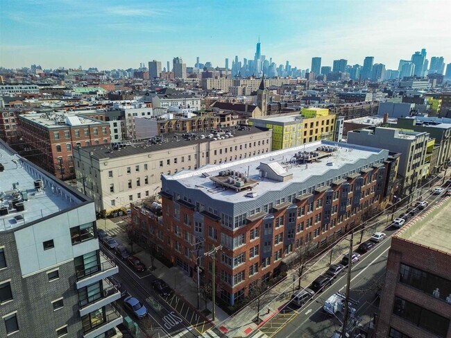 Building Photo - 727 Monroe St
