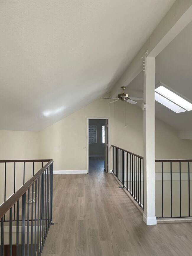 Building Photo - Gorgeous 4 Bedroom 2 Bathroom Home with Lo...