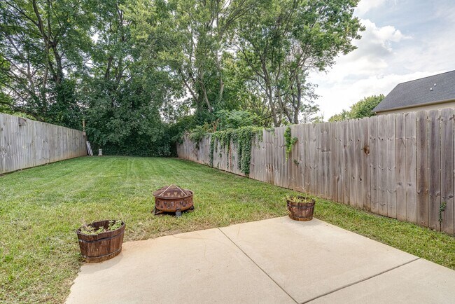 Building Photo - AVAILABLE September 1st. UPDATED 3 Bedroom...