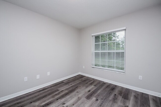 Building Photo - 35123 Queens Way