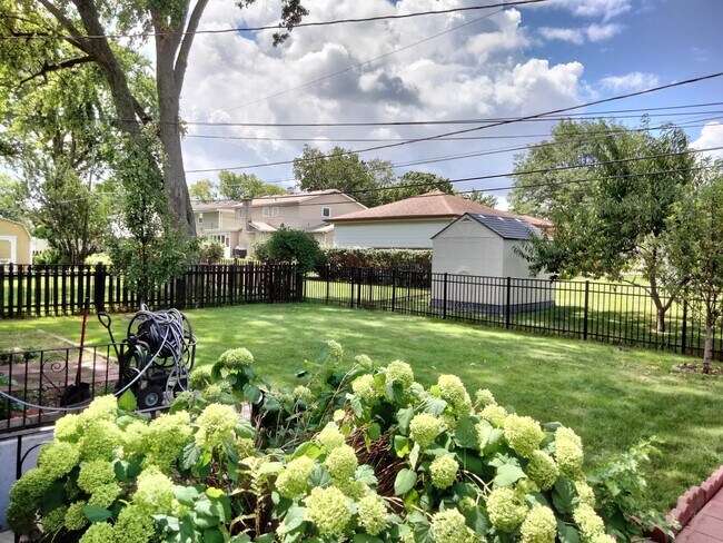 Building Photo - 904 S Edward St