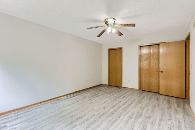 Building Photo - Blaine Townhome