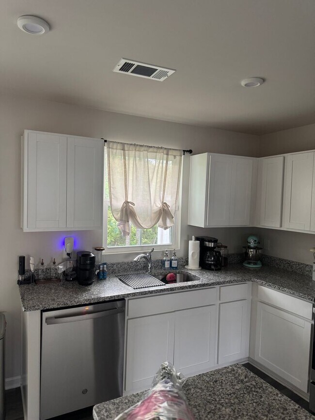 Building Photo - Furnished or Unfurnished Townhome