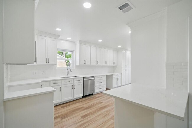 Building Photo - 9711 Derrik Dr