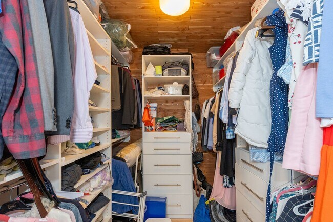 Building Photo - Amazing Brookline 3 bed 2.5 bath....