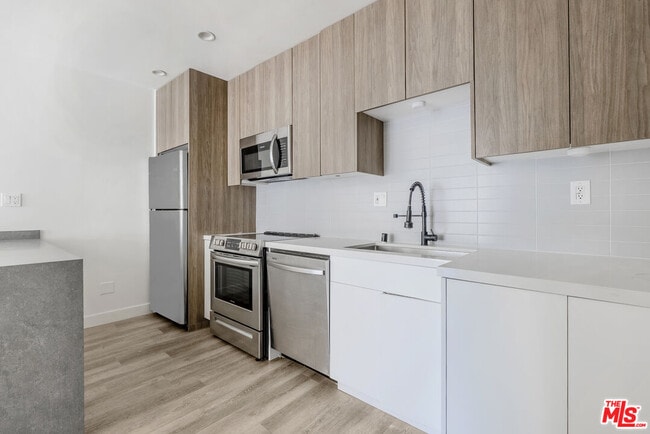 Building Photo - 6350 Willoughby Ave