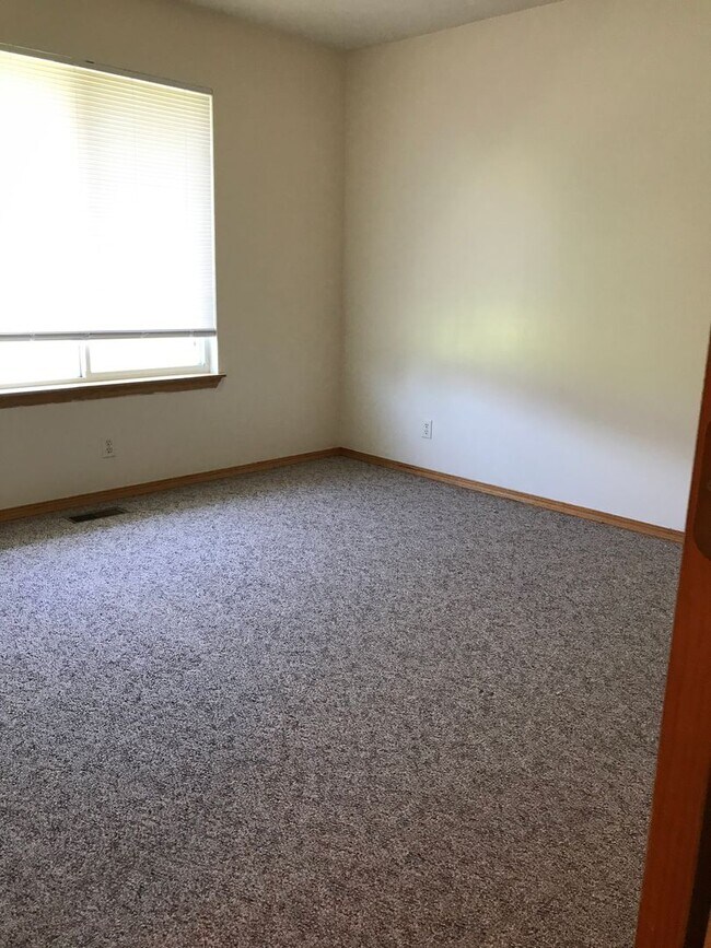 Building Photo - Executive Rental 2 Bedroom 2 Bath 2 Car Garage Duplex