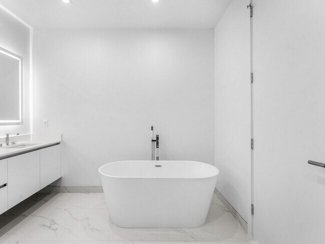 Building Photo - 220 Lake Shore Dr