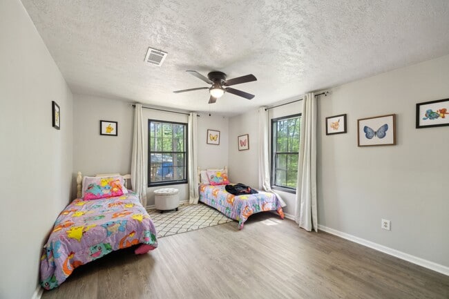 Building Photo - 10 Boat Launch Rd