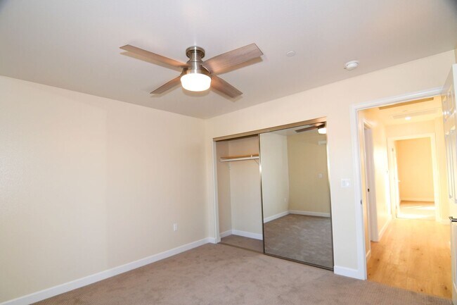 Building Photo - 571 Moss St