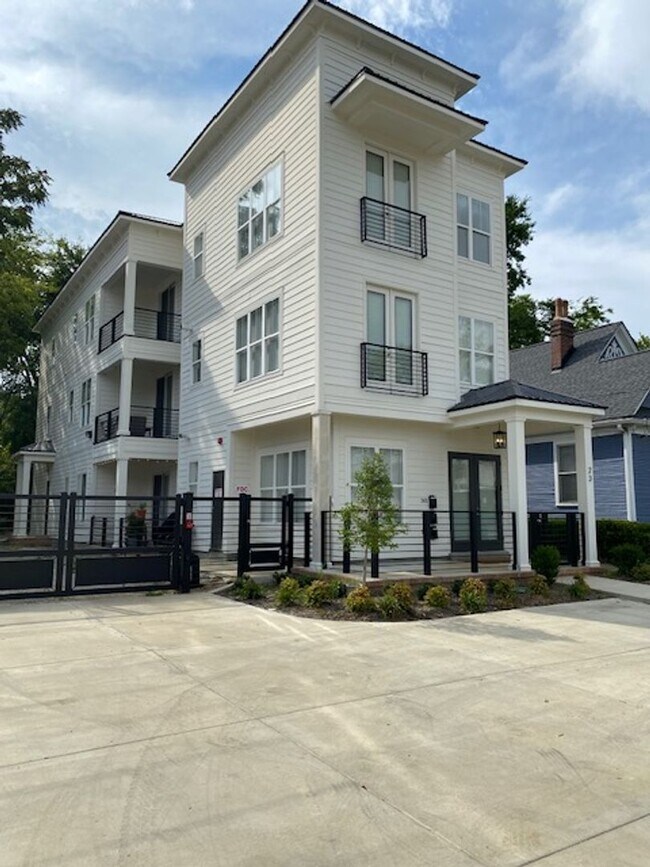 Building Photo - Gorgeous Flat in Overton Square