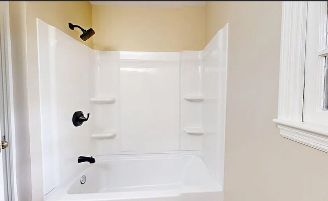 Building Photo - PENDING 3 Bed 2 Bath Home