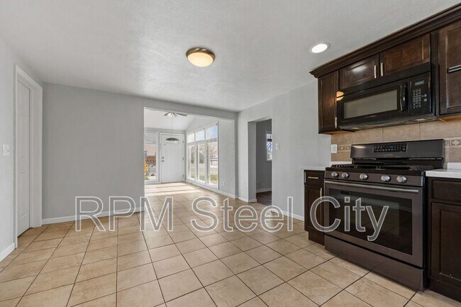 Building Photo - 903 W 15th St