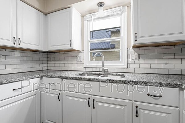 Building Photo - 334 W Sea Ave