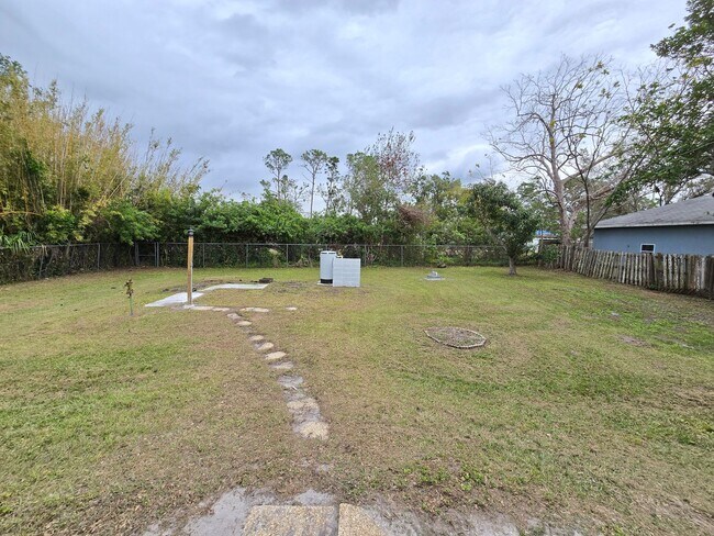 Building Photo - Remodeled 2 bed/ 2 bath/ 2 car garage ~ Annual Rental in Sarasota ~