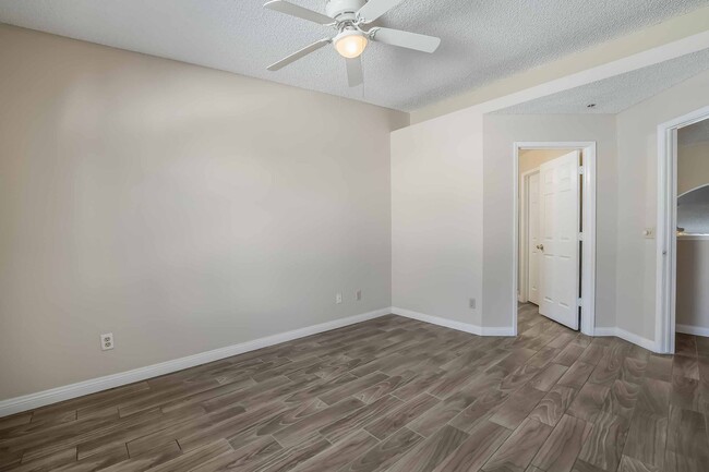 Building Photo - Stylish Townhome in Gated Community!