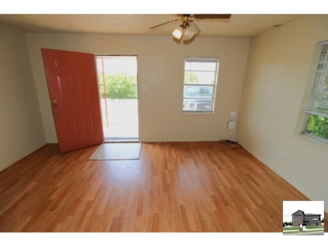 Building Photo - 806 Hackberry St