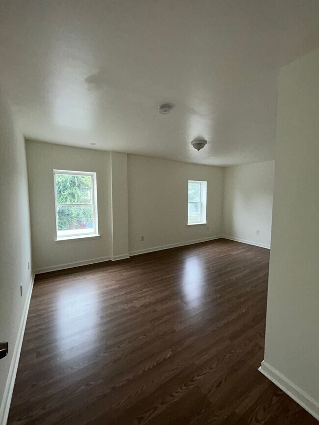 Building Photo - Cozy Home w/2 bath!