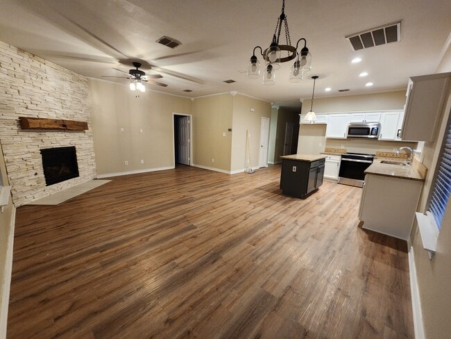 Building Photo - 1416 Cowtown Dr