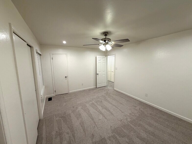 Master bedroom. - 1005 Willow Green Dr