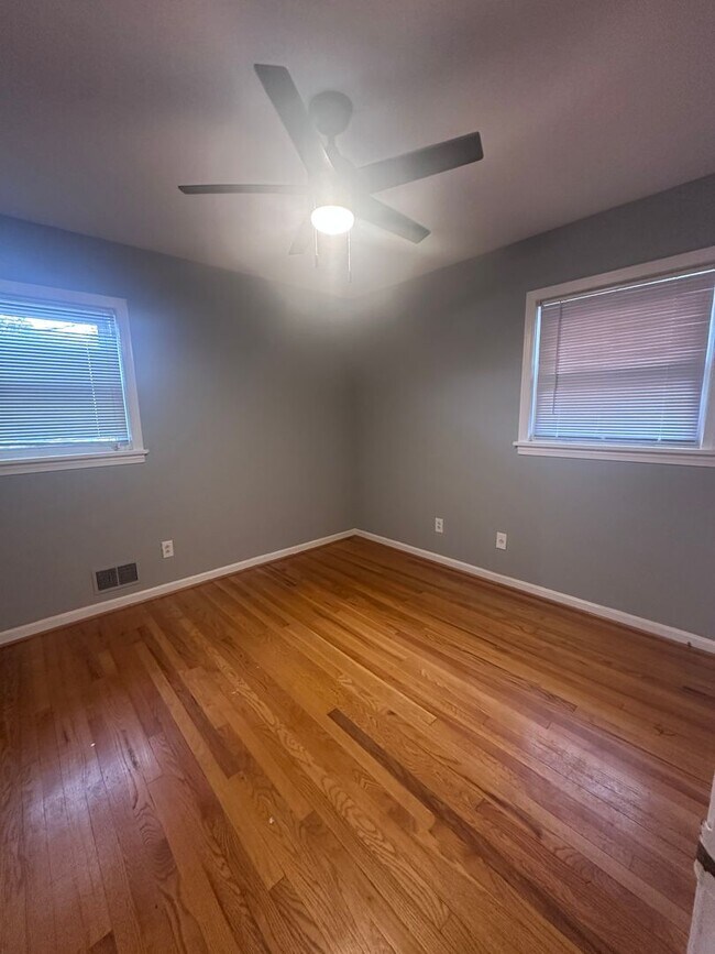 Building Photo - 3 bed, 2 full bath House in 40218 - $2,000/month