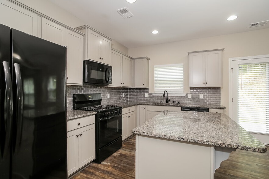 Building Photo - 214 Arbor Dr