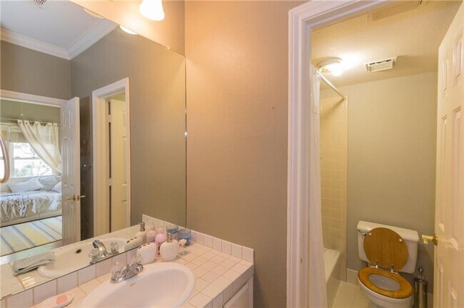 Building Photo - West Austin 3x3 Cozy Home!