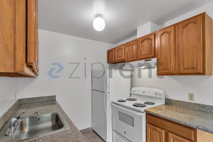 Building Photo - Unit 2
