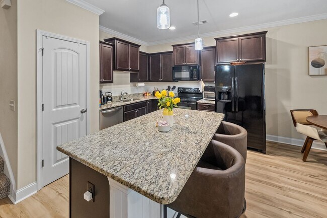 Building Photo - 3 Bedroom Townhome Across from Richmond Hill Golf Club