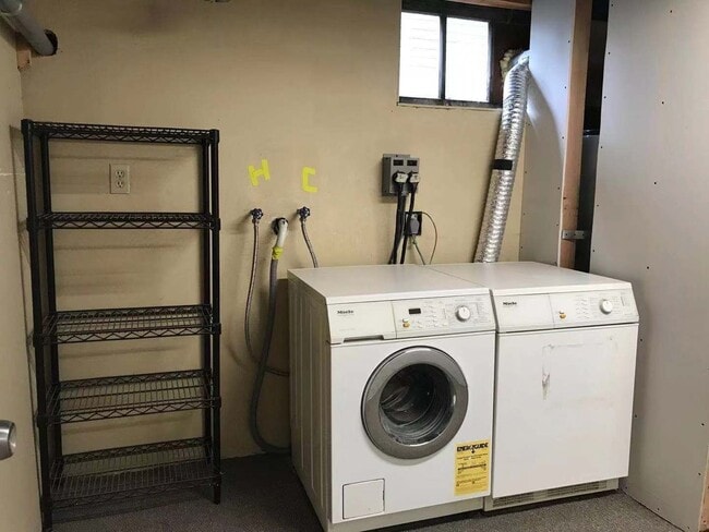 Building Photo - CLICK "REQUEST A TOUR" NOW!