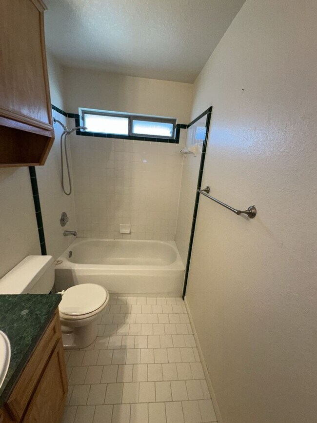 Building Photo - 3 BED / 2 Bath  AVAILABLE NOW