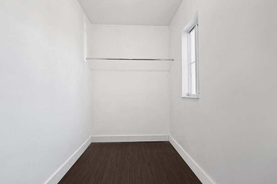 Building Photo - 1180 NE 41st Ave