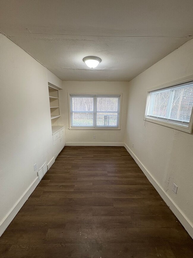 Building Photo - Spacious 4 Bedroom, 1 Bathroom Single Family Home