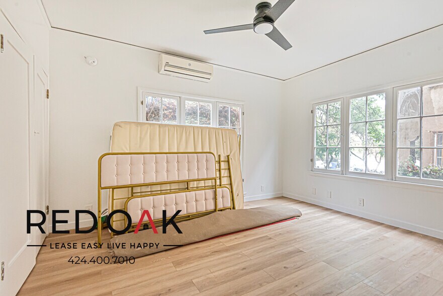 Building Photo - 852 N Oxford Ave