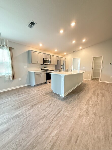 Building Photo - 4306 Swan St