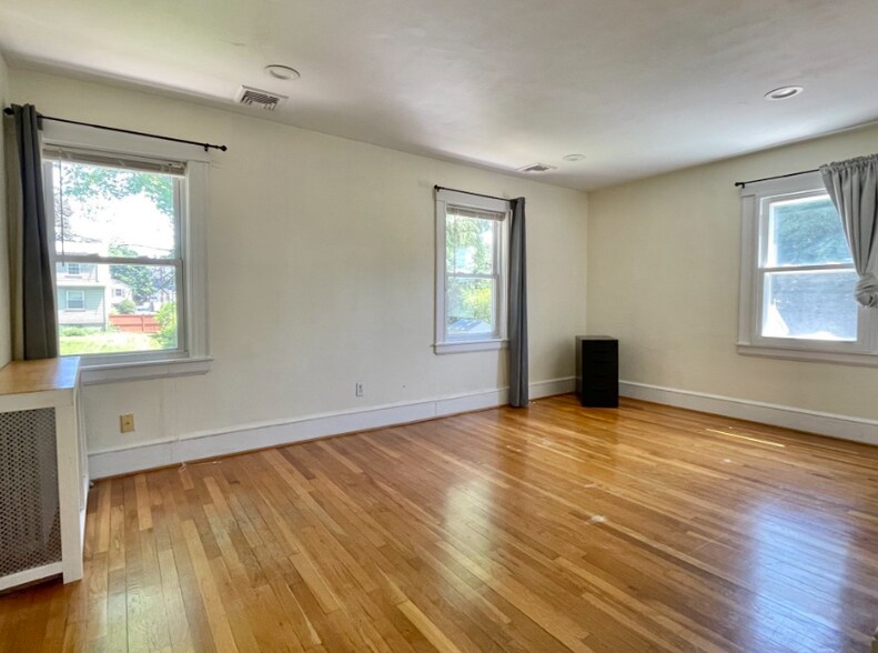 Building Photo - 413 Bedford St