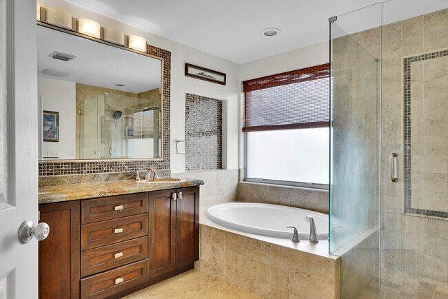 Building Photo - 3354 Greenview Terrace W