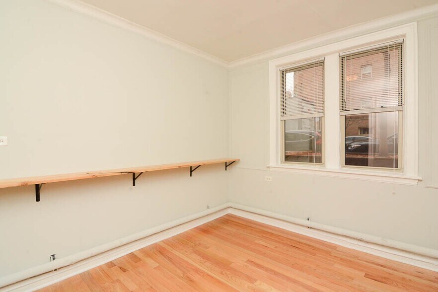 Building Photo - 547 W Surf St