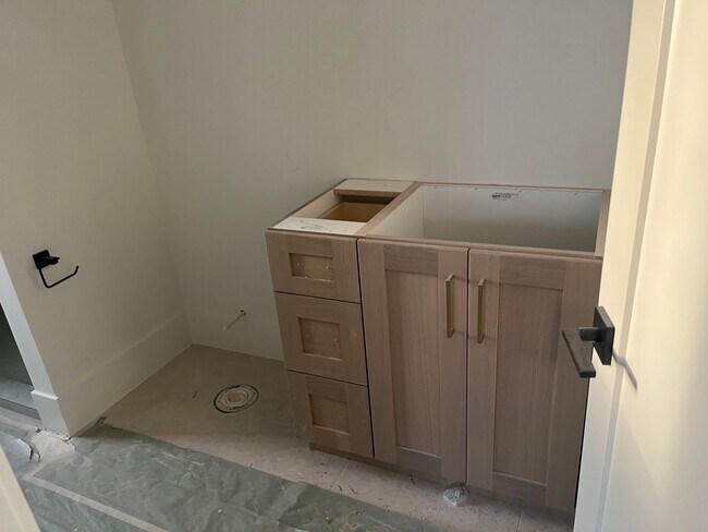 Building Photo - Awesome single story with 4 beds 4 baths and RV garage.