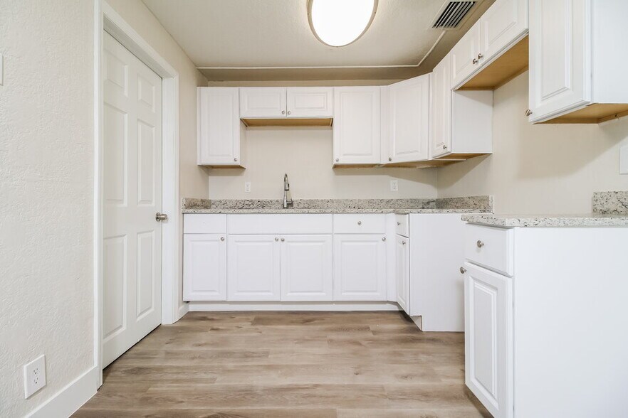 Building Photo - 5383 Eadie Pl