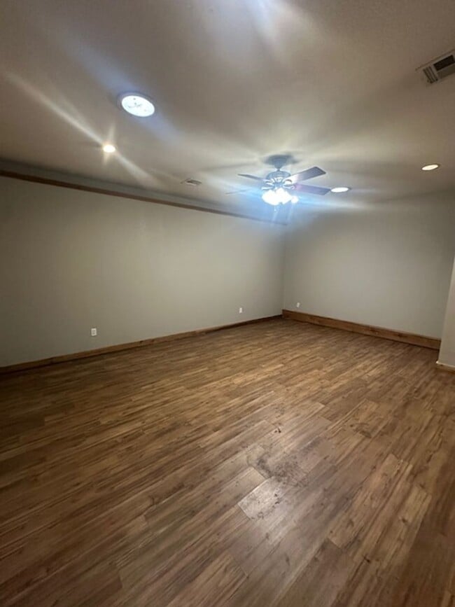 Building Photo - Spacious 4 bd, 2 bath - Converted garage f...