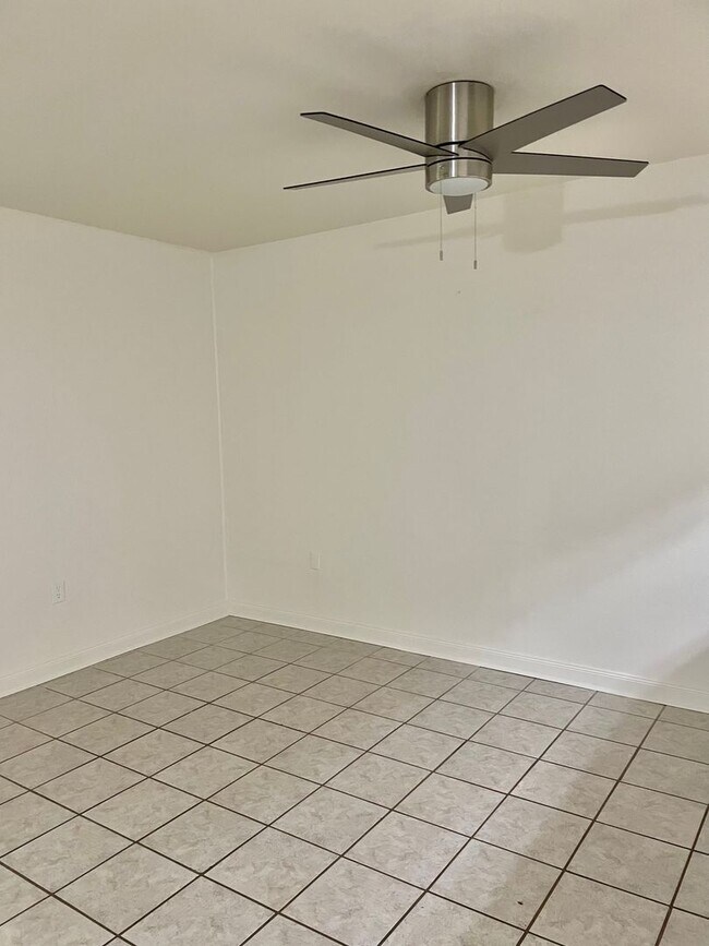 Building Photo - Location, location, location! 875 SF Unit-...