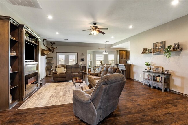 Building Photo - 8398 SW Sun Valley Dr