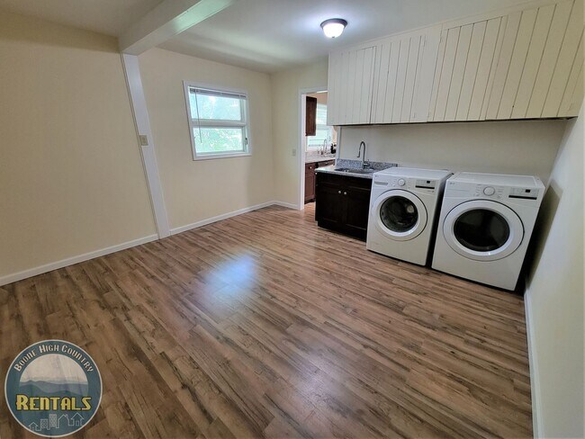 Building Photo - 5BR House Centrally Located in Boone