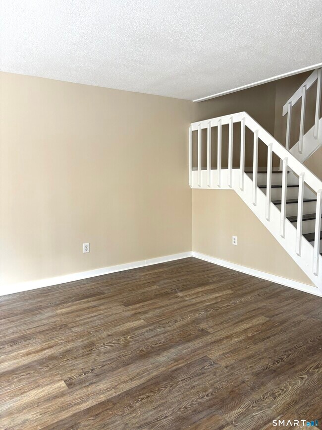 Building Photo - 20 Greenbriar Dr