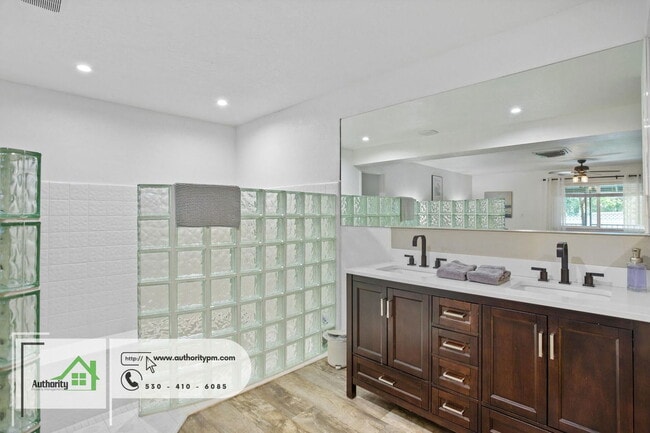 Building Photo - 3317 Riverside Dr