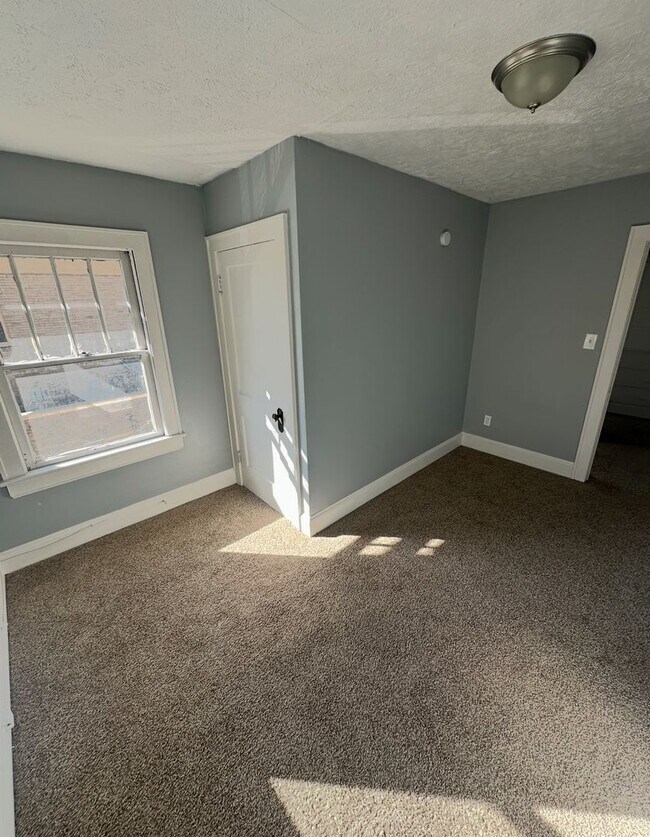 Building Photo - 4 Bed / 1 Bath Updated Floors & First-Floor Bedroom!