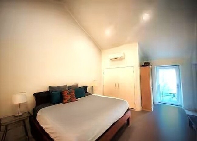 Master Bedroom - King - 45 Hawthorne St