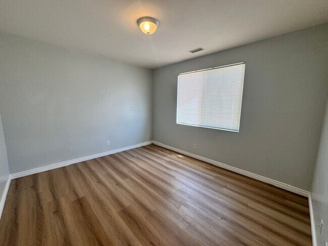 Building Photo - Gorgeous Remodeled 3+2 - $3000